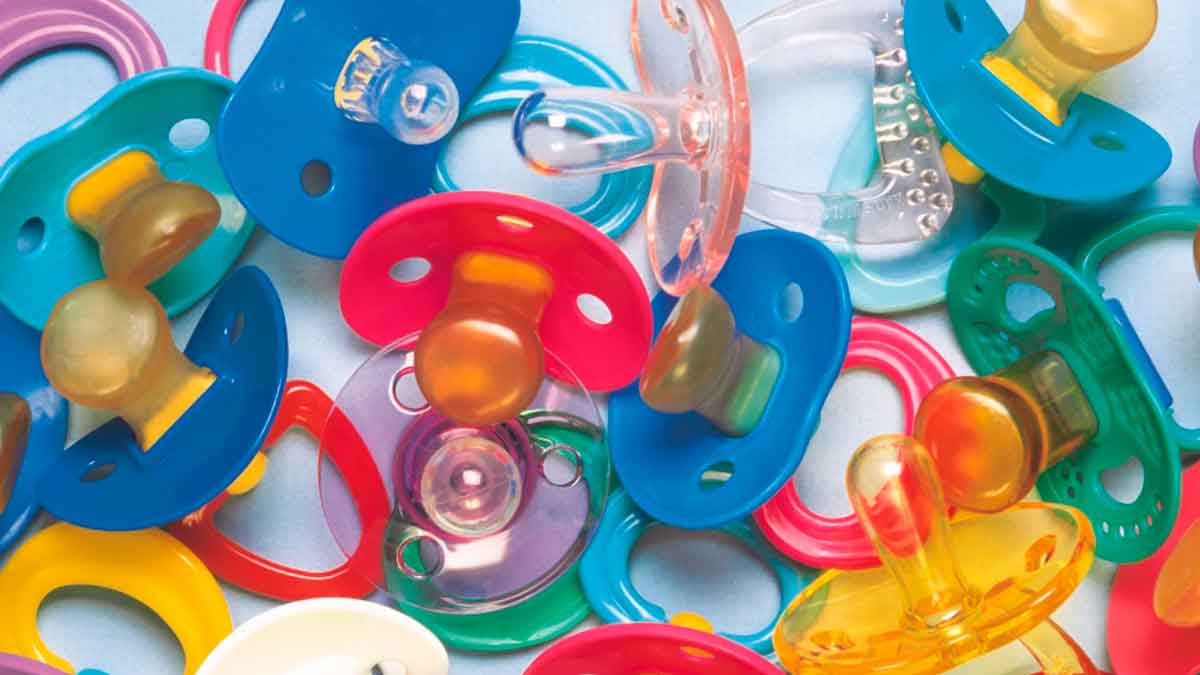 Varios chupetes de colores inspeccionados en la campaña de control de productos de puericultura en Andalucía