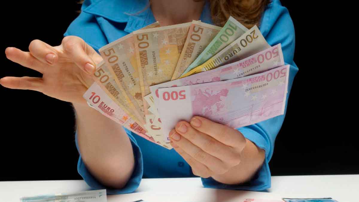 Persona mostrando billetes de euro simbolizando el ahorro en cuentas remuneradas rentables en octubre 2025