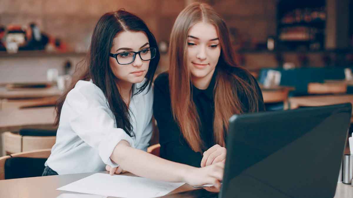 Dos jóvenes consultan cursos gratuitos del SEPE y Fundae para mejorar sus competencias digitales y encontrar empleo