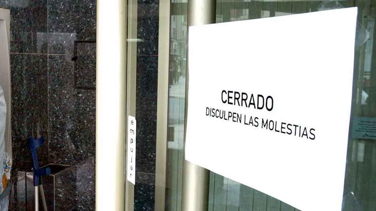 Cartel de cerrado en la puerta de una oficina bancaria en Bizkaia tras despido de directora por ir a la peluquería