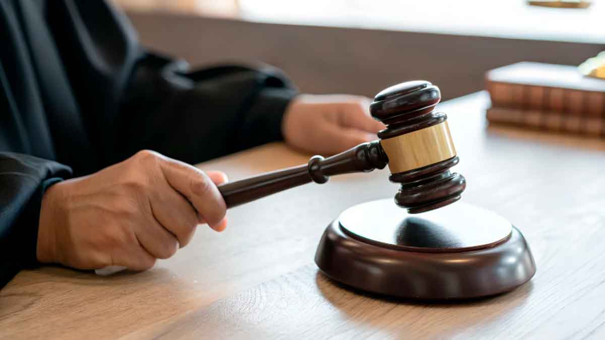 Mazo de juez sobre mesa en sentencia por despido improcedente