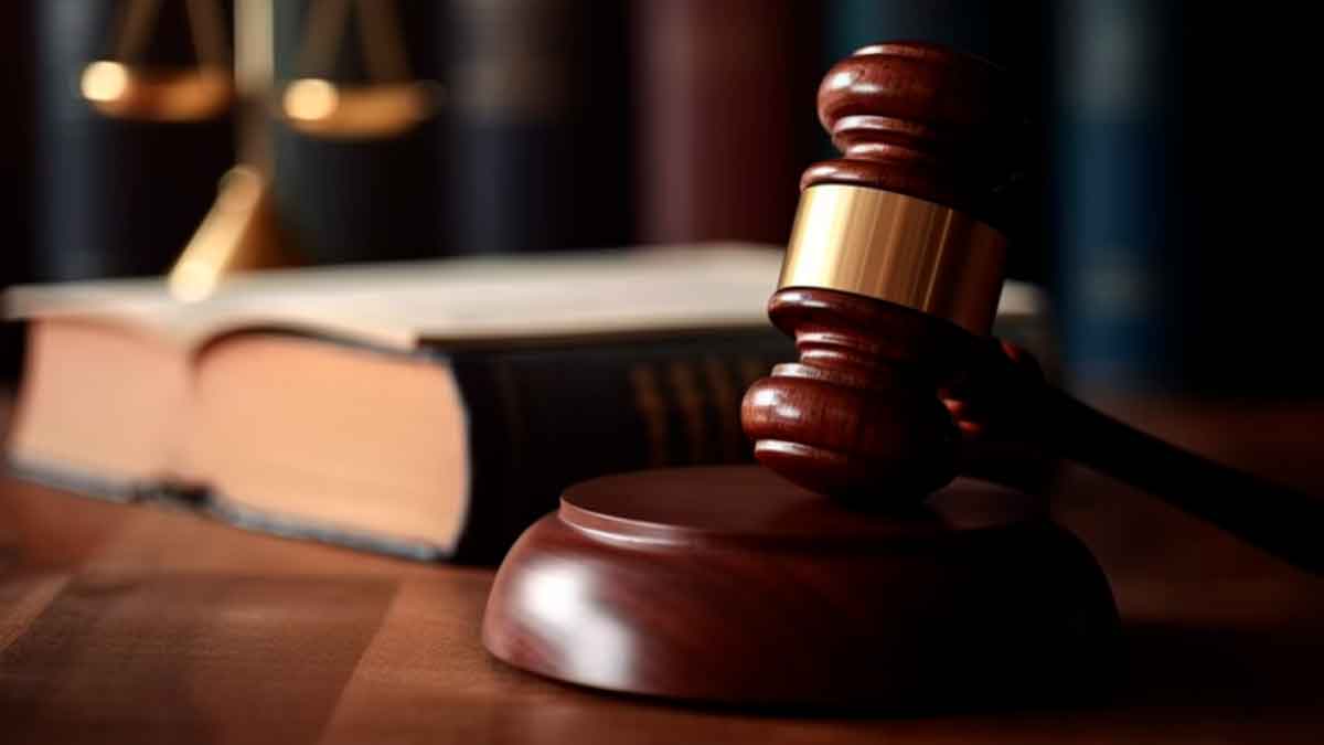 Mazo judicial sobre una mesa con libros de derecho en una sentencia por despido laboral ejemplar