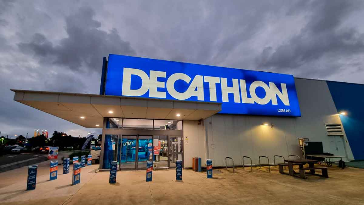 Fachada de una tienda Decathlon, relacionada con el despido confirmado por el TSJA de un trabajador por regalar una tabla de surf