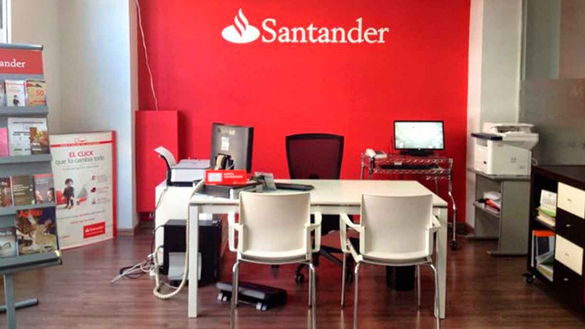 Oficina del Banco Santander tras el despido confirmado por el TSJA de un trabajador por recibir préstamos de clientes