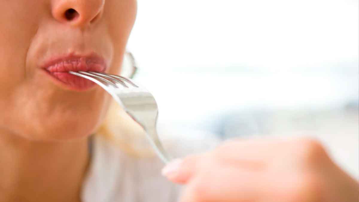Mujer comiendo durante su jornada laboral en el puesto de trabajo