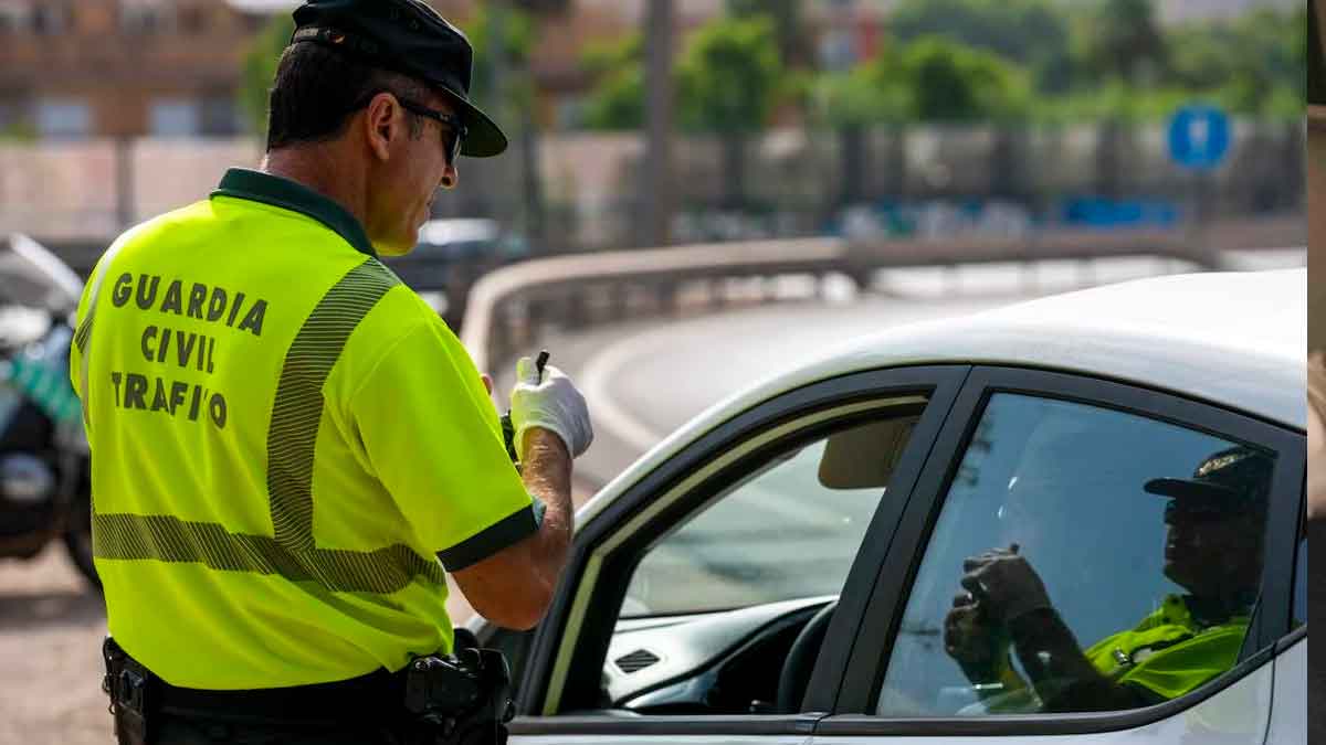 Guardia Civil de Tráfico realizando control a un conductor por conducir un coche que no está a su nombre ni en su seguro