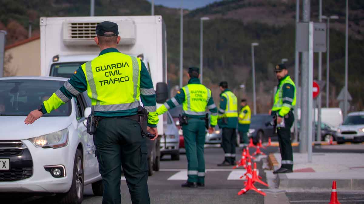 Agentes de la Guardia Civil de Tráfico realizan un control de vehículos tras los nuevos cambios del Reglamento de Circulación de la DGT en 2026