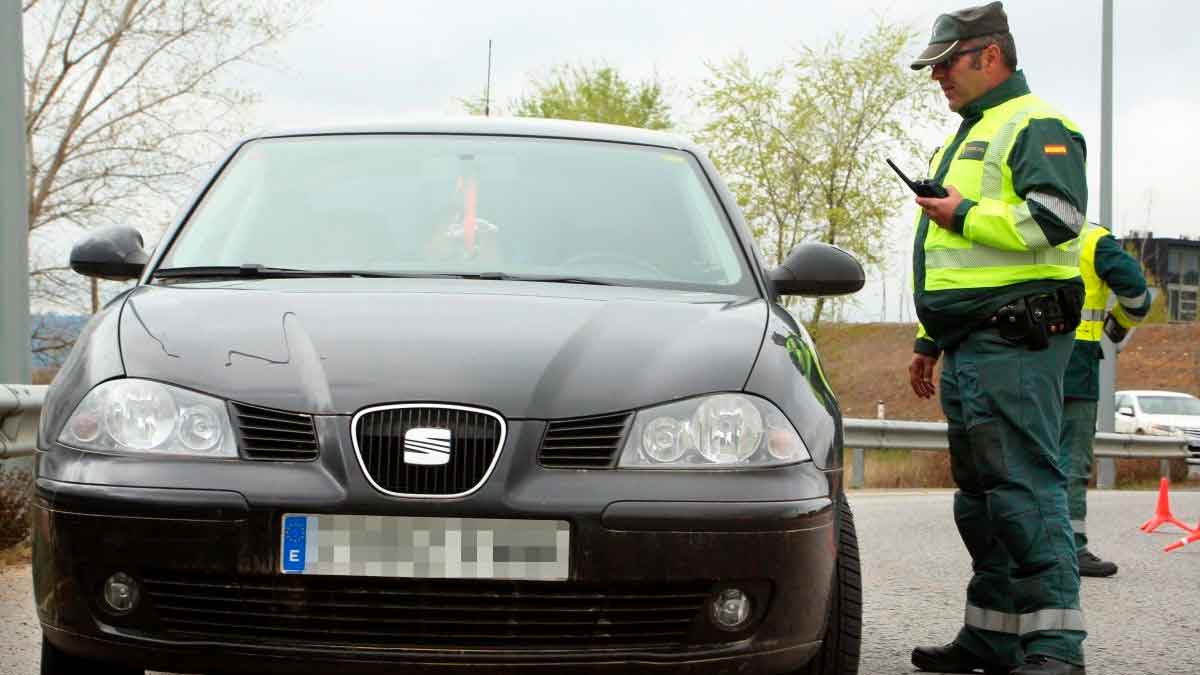 Guardia Civil de Tráfico realizando control a un conductor por tener el carnet de conducir caducado