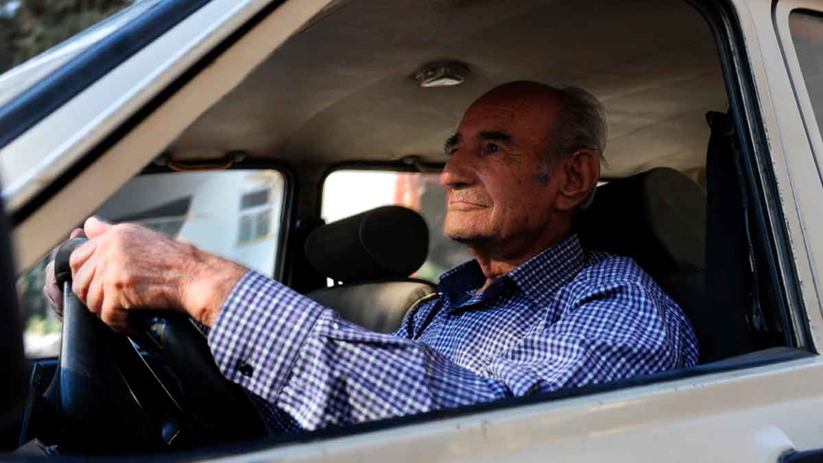 Conductor mayor de 65 años al volante tras las nuevas restricciones de la DGT