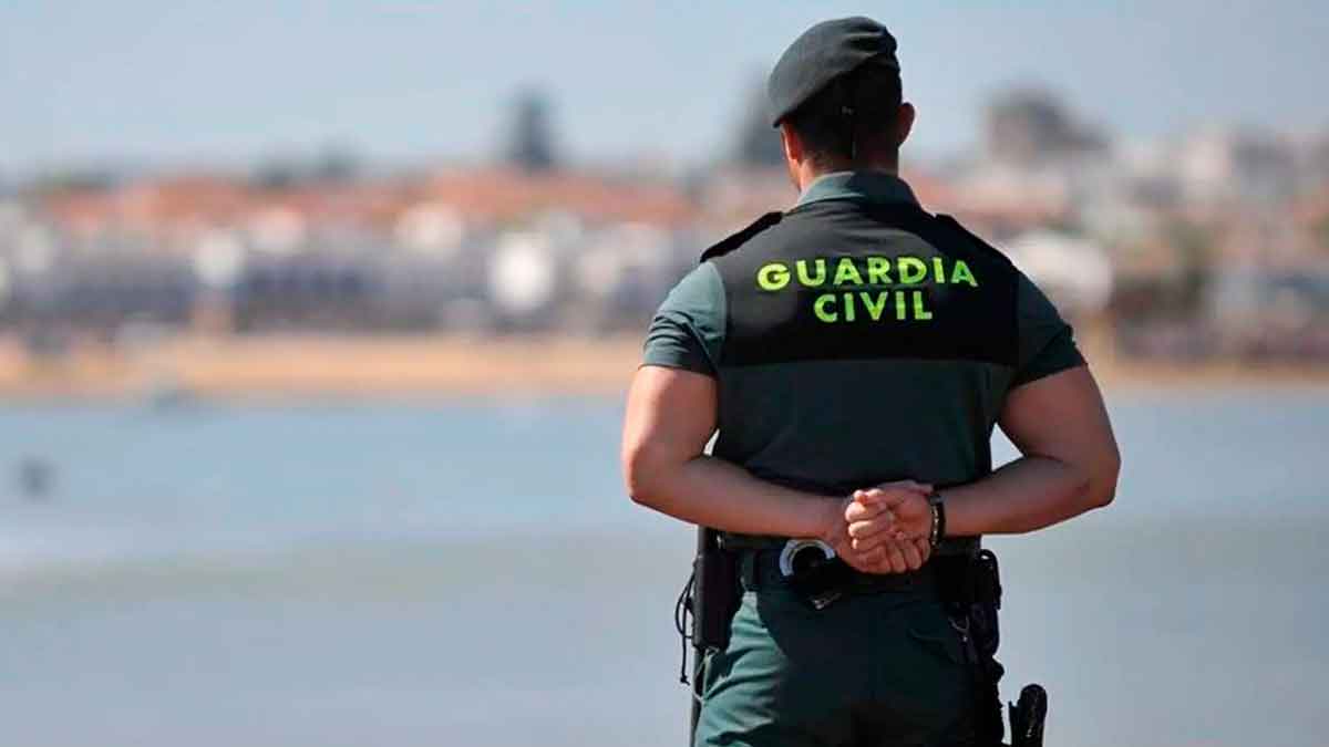 Guardia Civil vigilando zonas de recarga para evitar infracciones de la DGT por icing en España