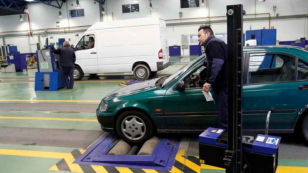 Técnico revisando un coche durante la ITV en una estación de inspección de vehículos