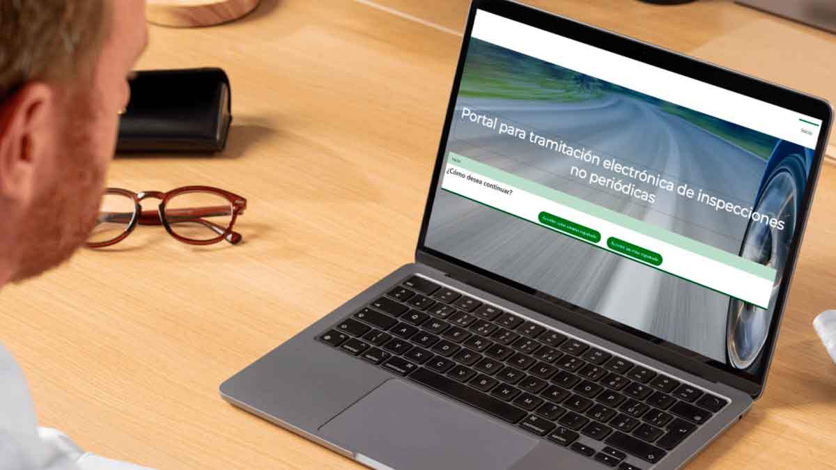Hombre utilizando el portal eITV de VEIASA para tramitar inspecciones de vehículos online en Andalucía