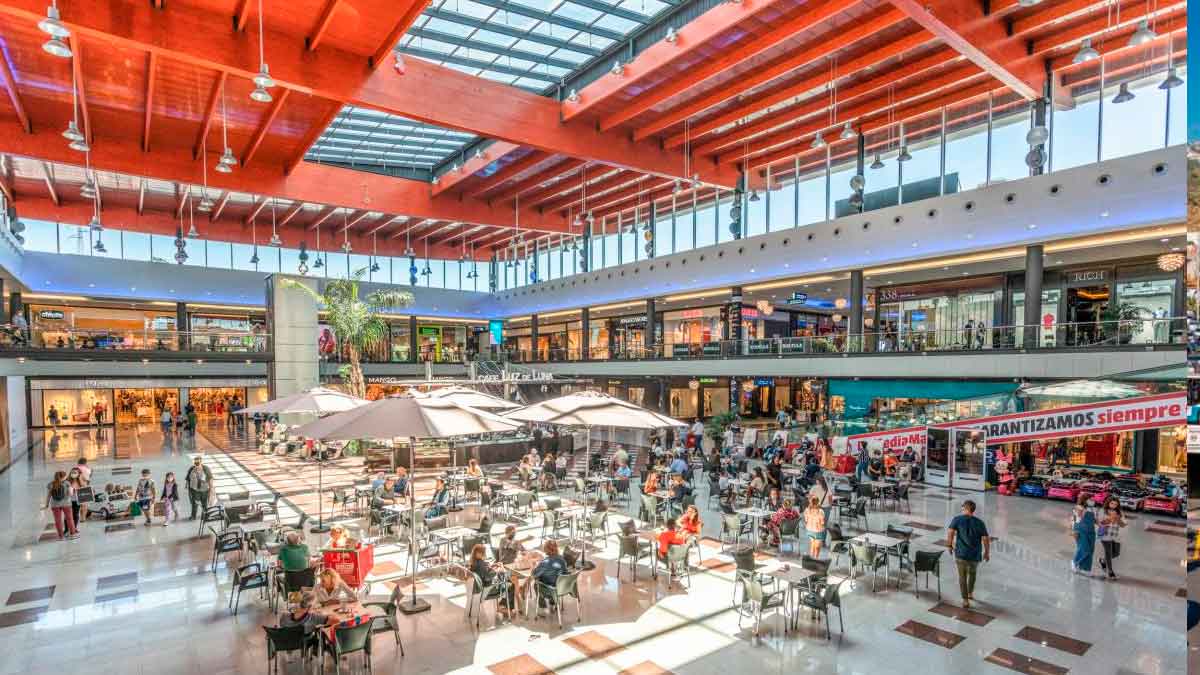 Interior del centro comercial La Cañada en Marbella, donde se ofrece empleo como vendedor o vendedora en tienda Rituals