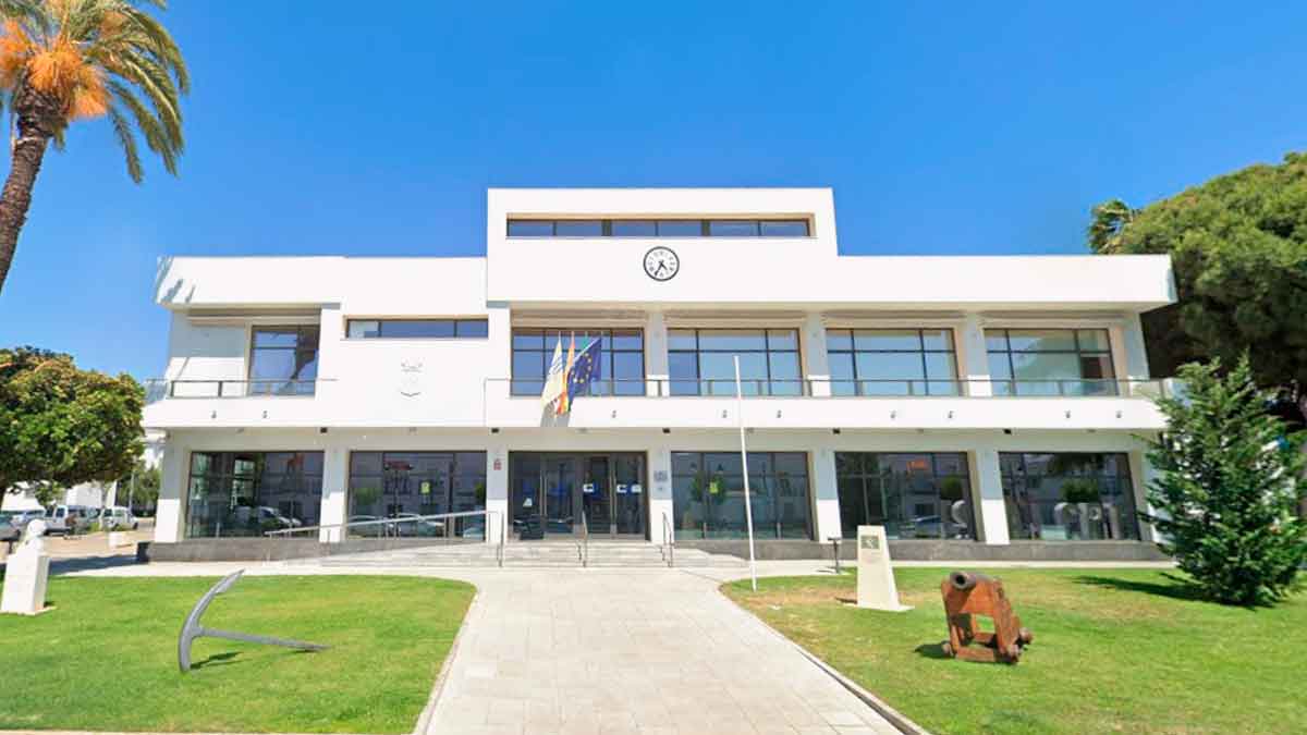 Fachada del Ayuntamiento de Isla Cristina (Huelva), donde se convoca una plaza de conserje en empleo público