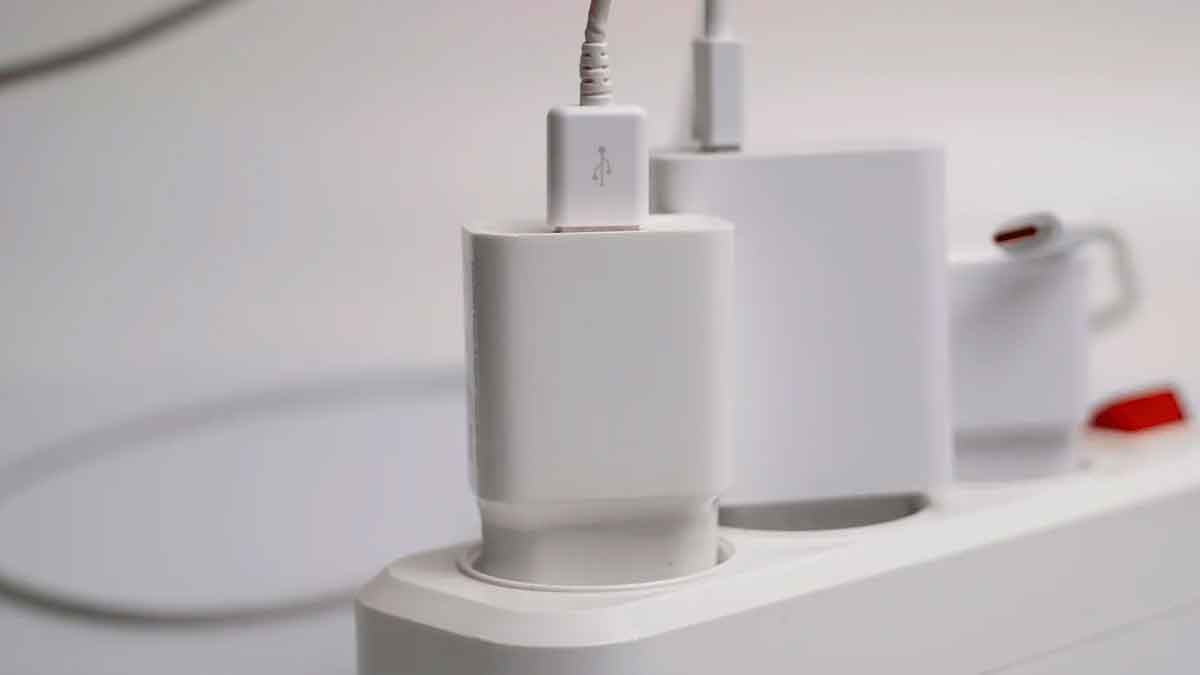 Enchufe modular con conexión USB instalado sin obras en superficie moderna