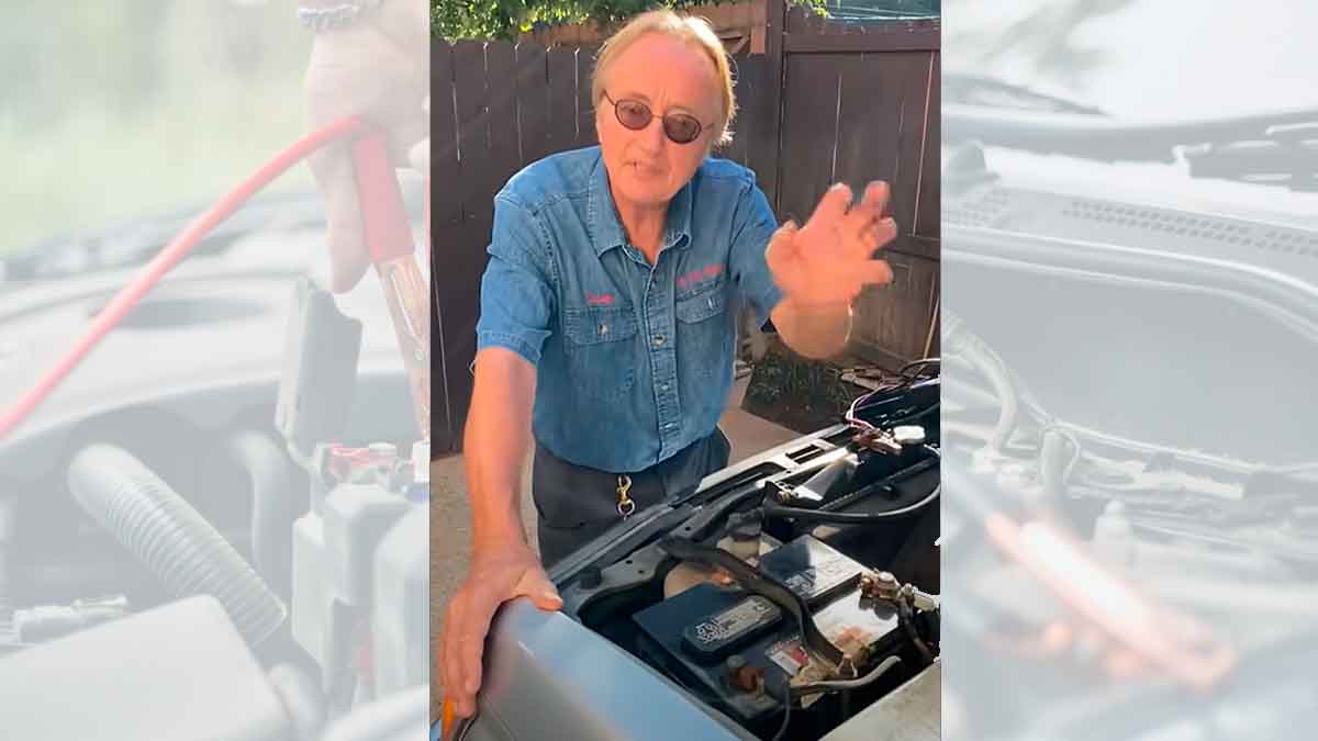 Mecánico experto mostrando cómo revisar la batería del coche para evitar fallos y alargar su vida útil