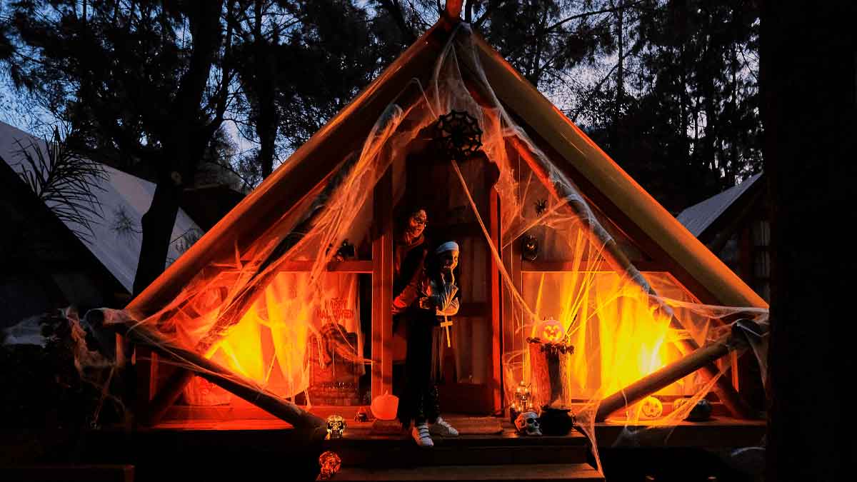 Cabaña decorada para Halloween en camping de Conil en Andalucía con ambiente familiar y naturaleza en otoño