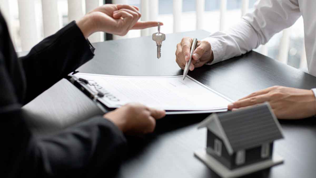 Persona entregando llaves de una vivienda durante la firma del contrato de compra en 2025