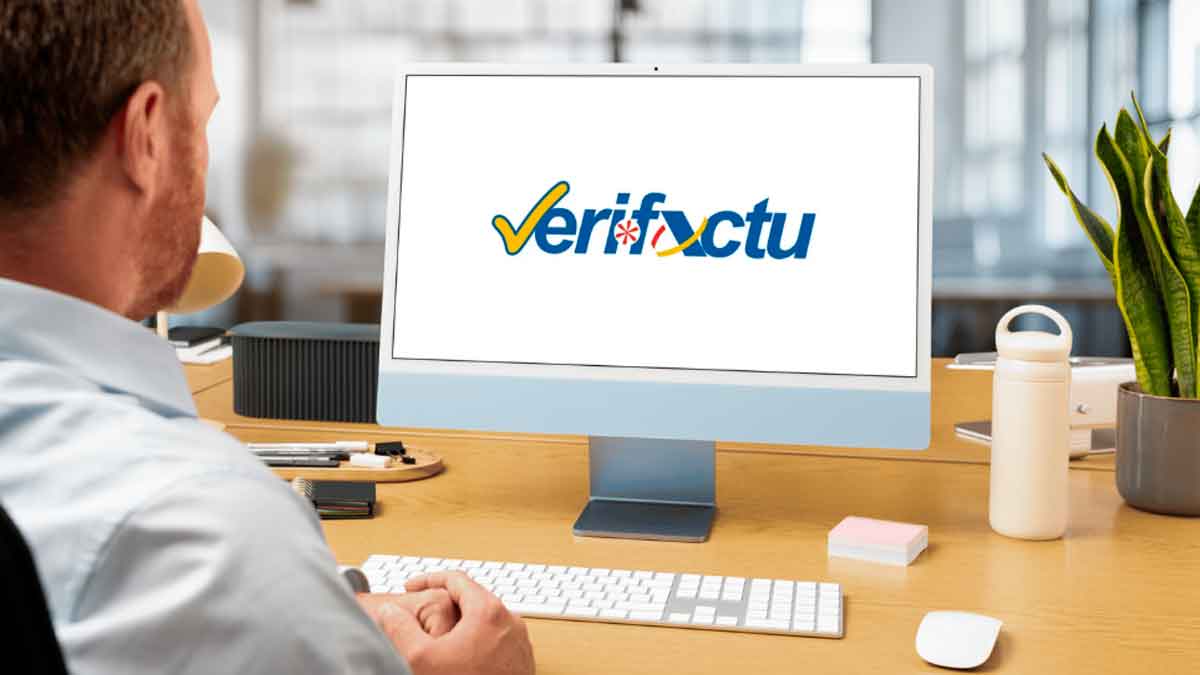 Persona usando la aplicación Verifactu de la Agencia Tributaria para hacer una factura paso a paso desde el ordenador