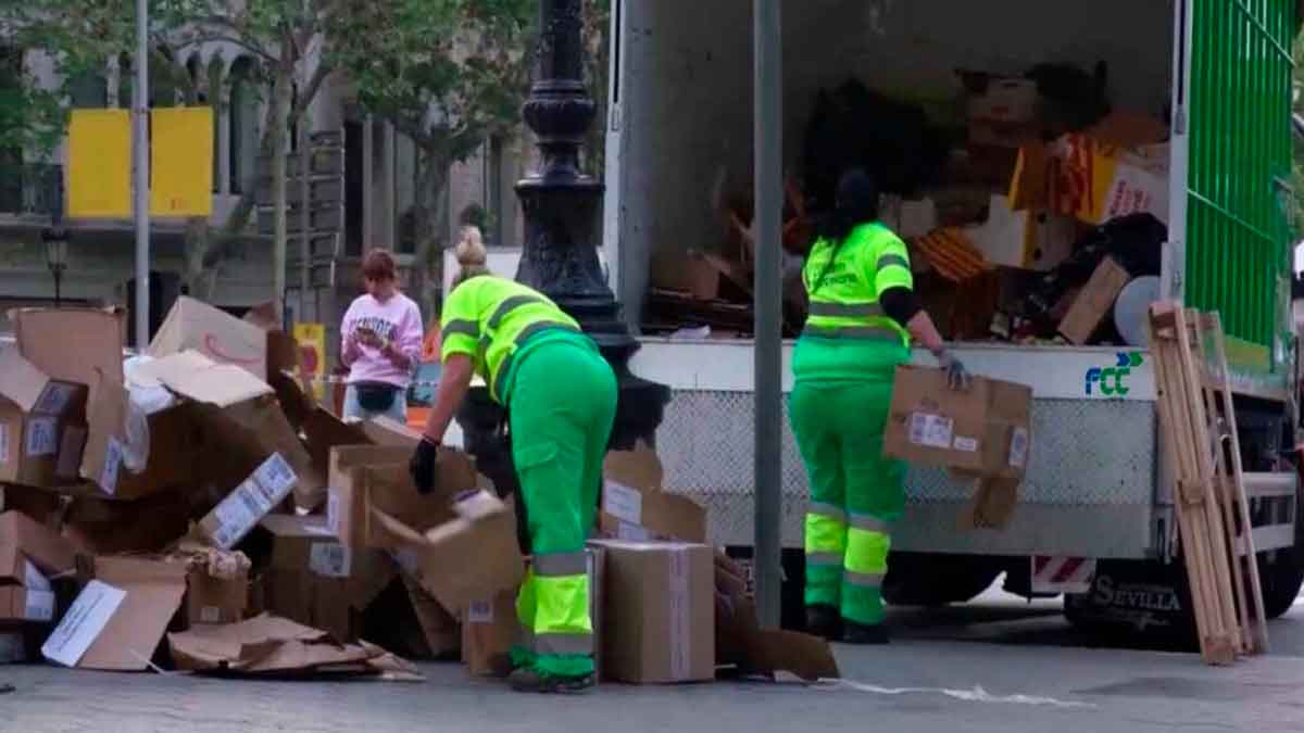 Trabajadores de FCC recogiendo cartón y residuos en Andalucía