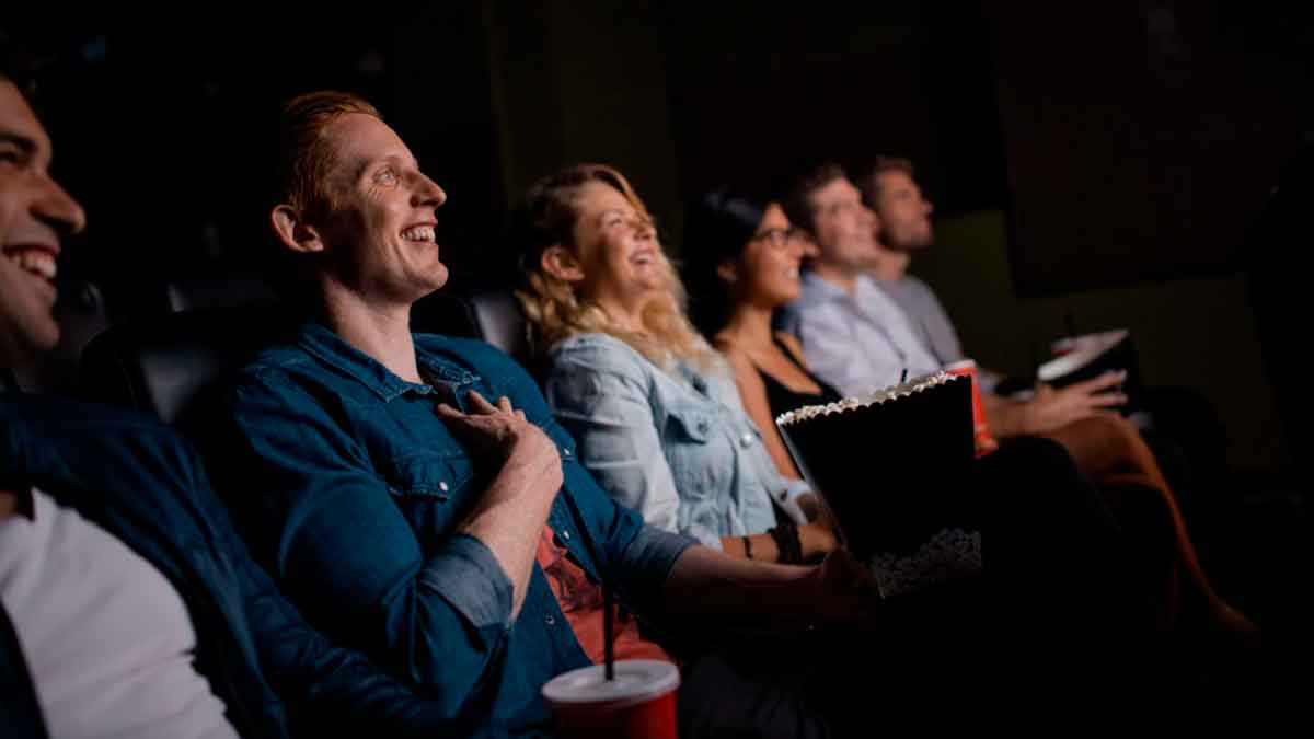 Personas viendo una película durante la Fiesta del Cine en Andalucía con entradas a 3,50 euros en noviembre de 2025