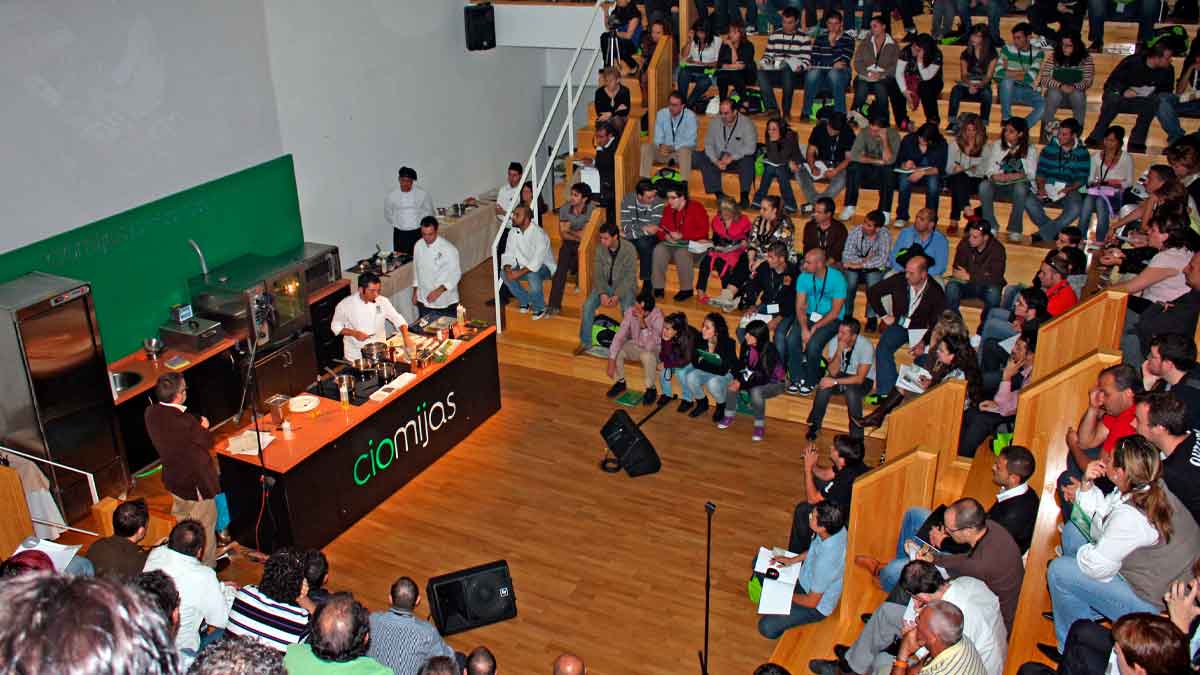 Formación Profesional para el Empleo en Andalucía en el Centro CIO Mijas durante una clase práctica con alumnado