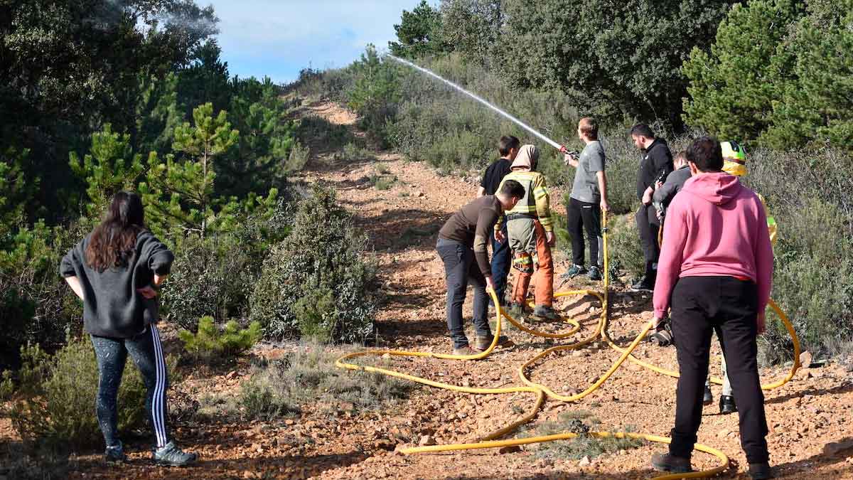 Estudiantes de Formación Profesional realizan prácticas forestales con mangueras de agua en un entorno natural durante un ciclo de FP 2025
