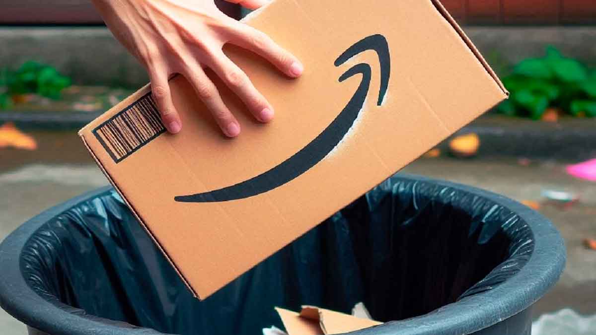 Persona tirando una caja de compra online a la basura, un gesto que puede facilitar fraudes bancarios por el método dumpster diving