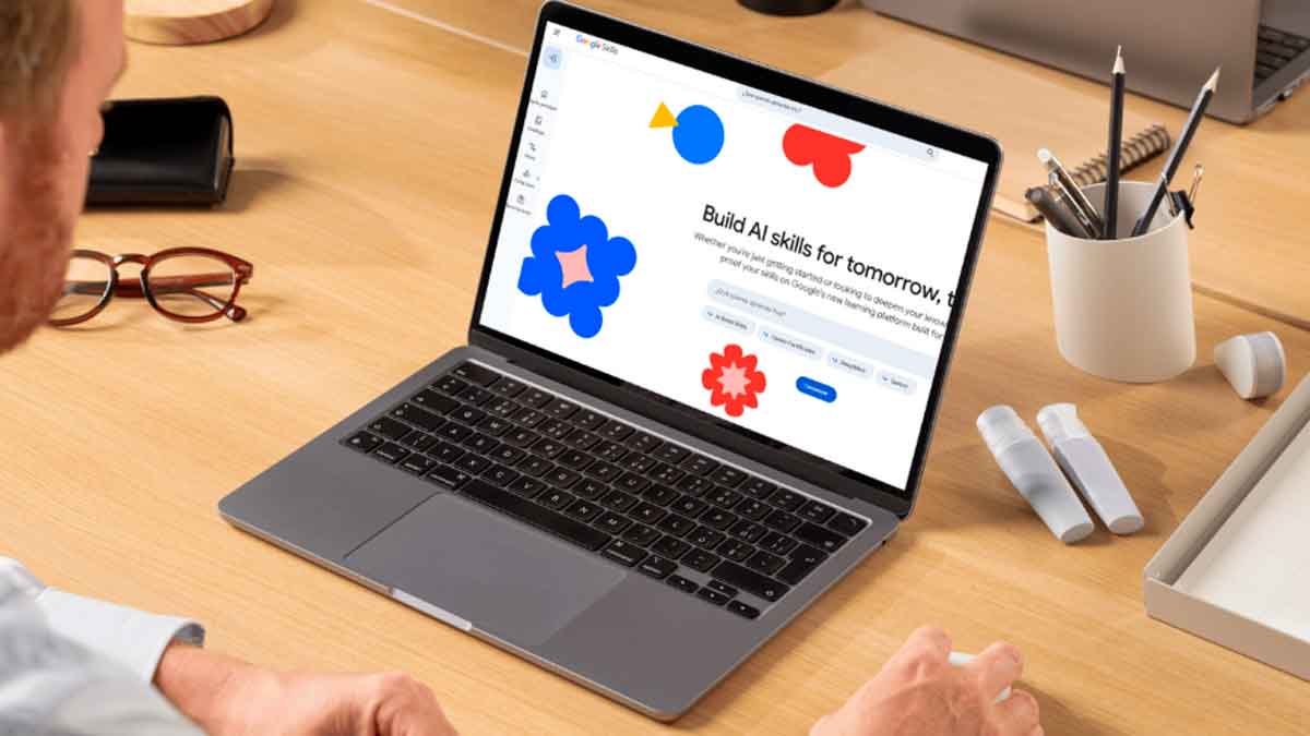 Persona usando un portátil con la plataforma Google Skills abierta, que ofrece cursos gratuitos de IA y tecnología para mejorar la empleabilidad