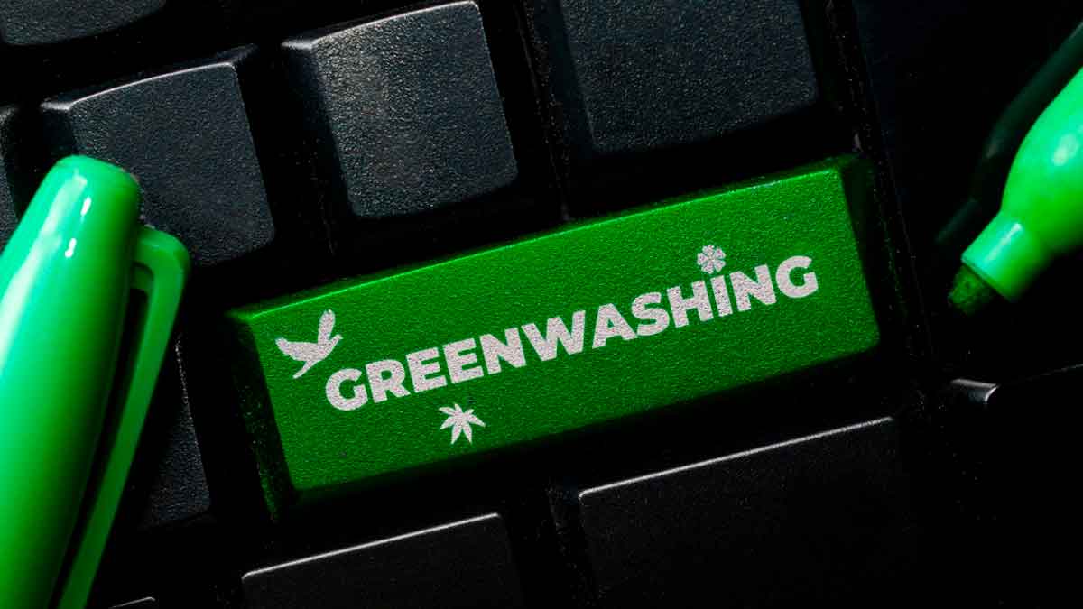 Tecla verde con la palabra greenwashing que simboliza el lavado verde financiero, según encuesta de la OCU en España