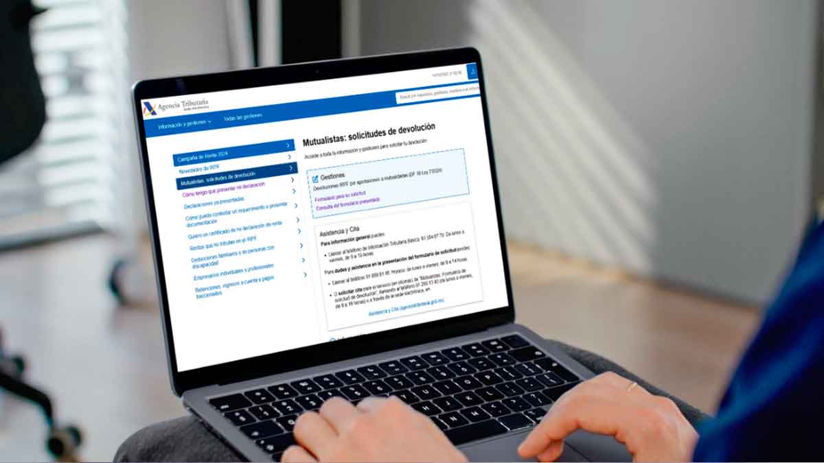 Persona consulta en la web de la Agencia Tributaria la devolución del IRPF para mutualistas