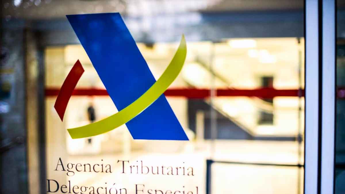 Logo de la Agencia Tributaria española en una oficina, relacionado con los límites legales del embargo de nómina y pensión en 2025