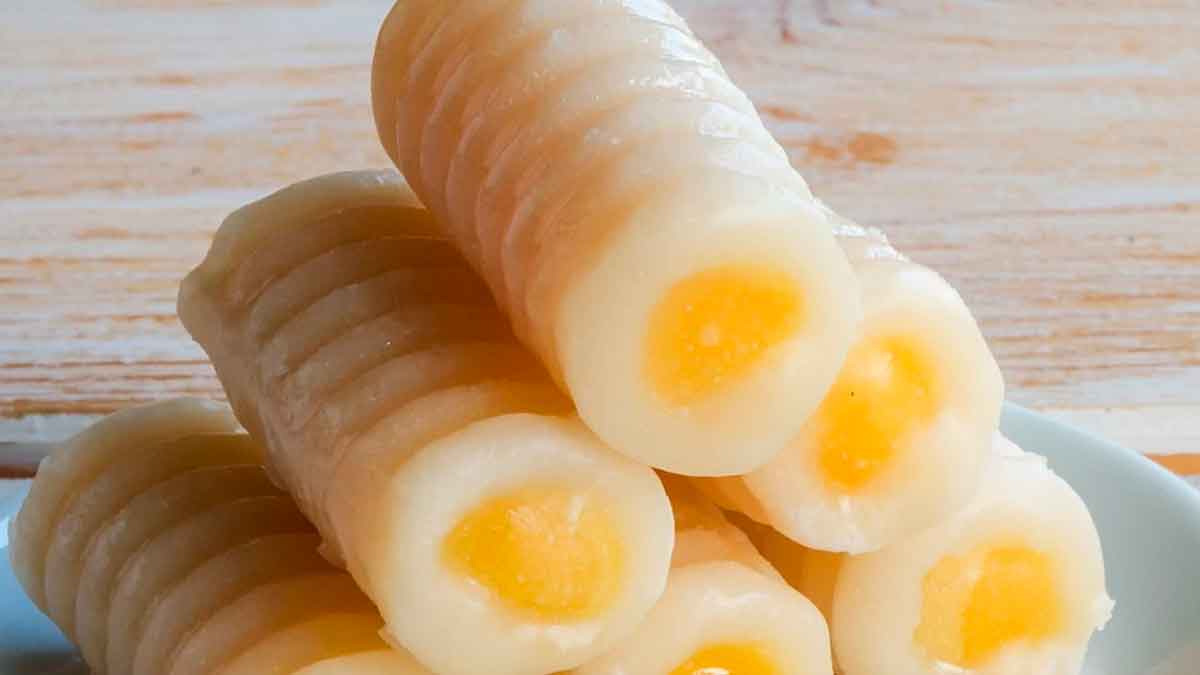 Huesos de santo tradicionales de mazapán y yema típicos del Día de Todos los Santos