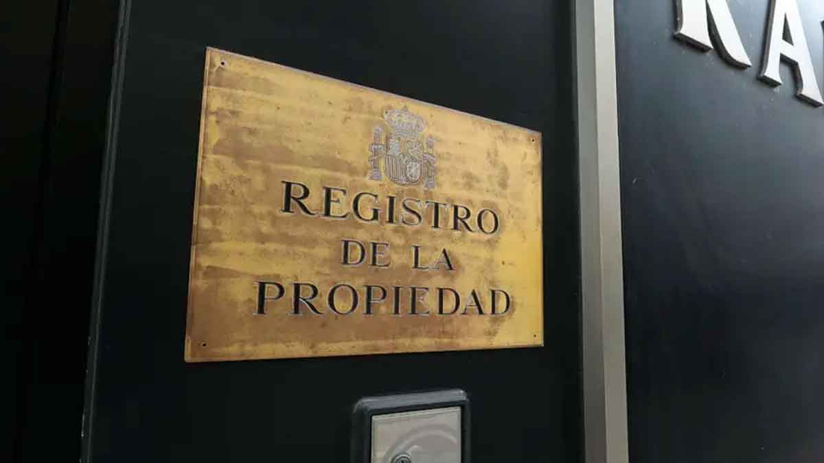 Cartel del Registro de la Propiedad en España, guía para inscribir una vivienda con documentos y precios actualizados a 2025