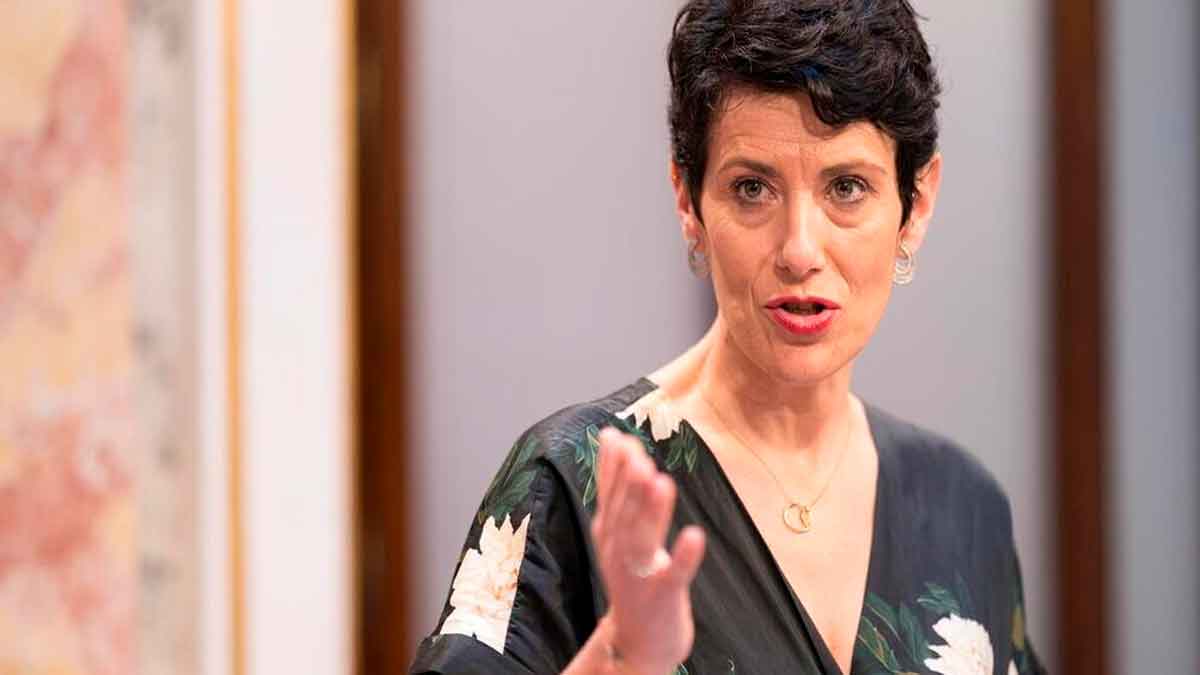 La ministra Elma Saiz “Persona explicando cómo la integración de lagunas de la Seguridad Social protege la pensión con pocos años cotizados