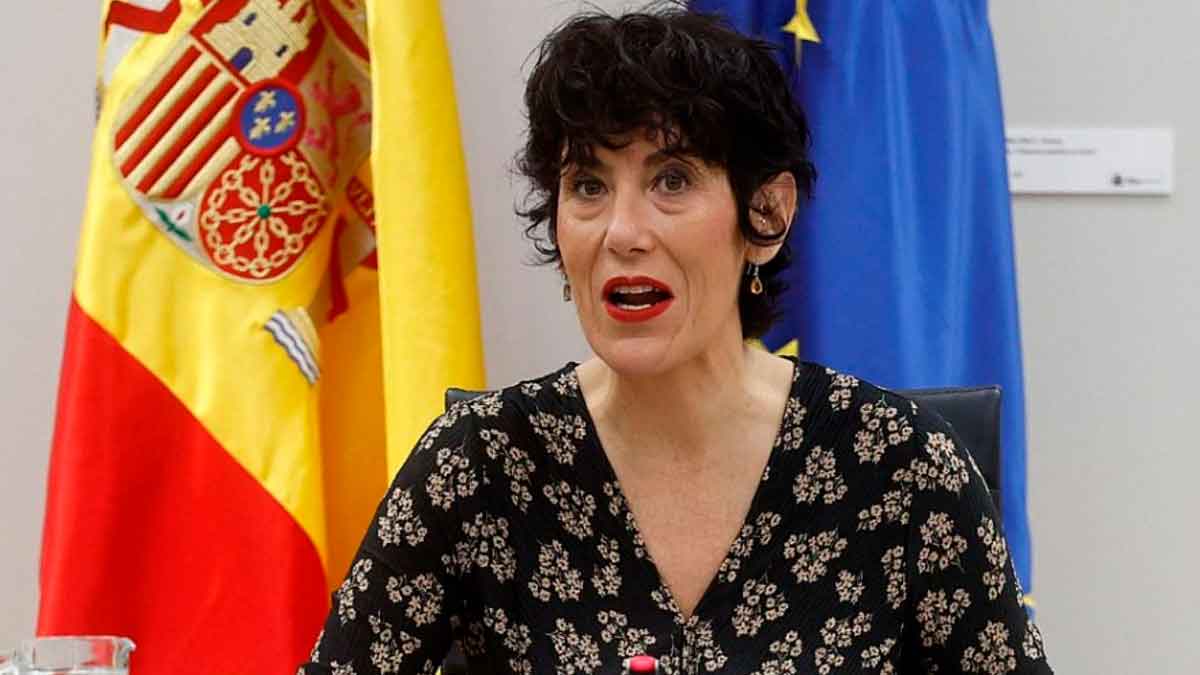 Elma Saiz durante una comparecencia sobre los cambios en la jubilación anticipada y las nuevas penalizaciones de la Seguridad Social en 2026