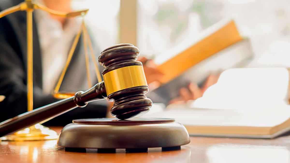 Mazo de juez sobre una mesa que simboliza la sentencia por jubilación forzosa y discriminación por edad