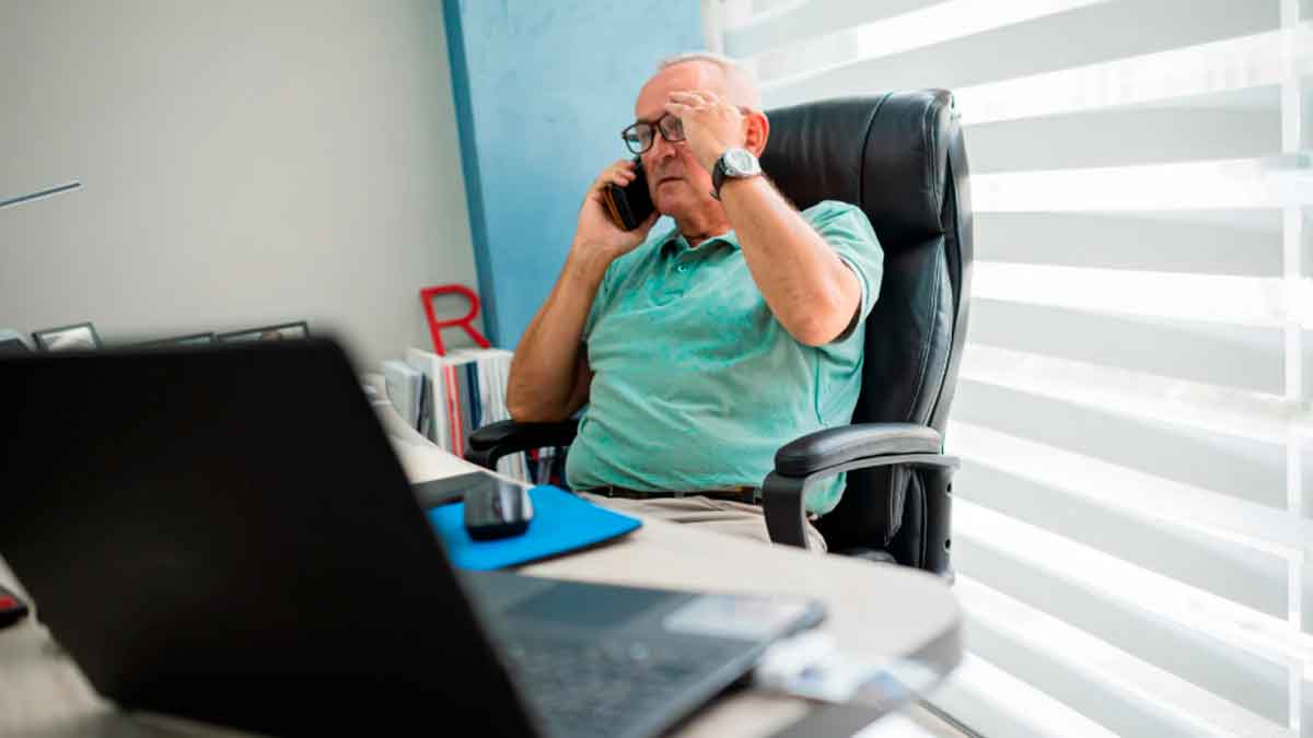 Hombre mayor trabajando en oficina que representa el envejecimiento laboral en la Administración General del Estado