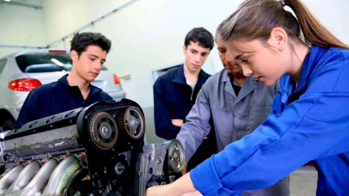 Jóvenes aprendiendo en un taller como parte del programa Activa-T Joven impulsado por la Junta de Andalucía con ayudas de hasta 17.000 euros