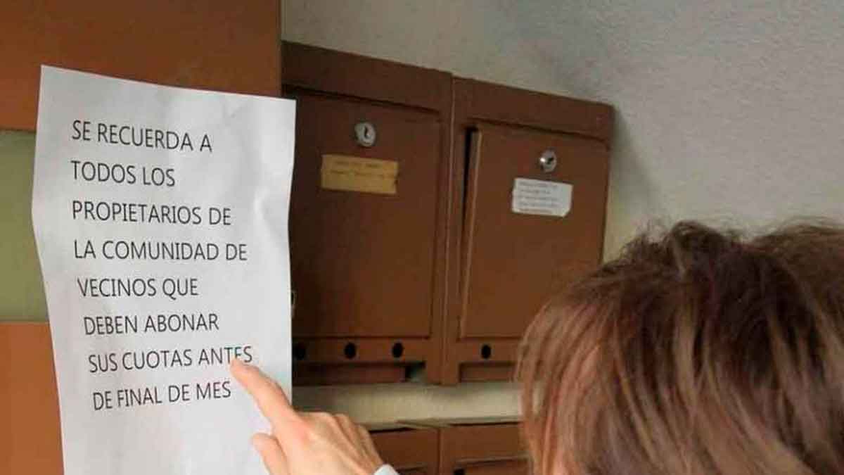 Aviso en comunidad de vecinos recordando el pago de cuotas antes de final de mes