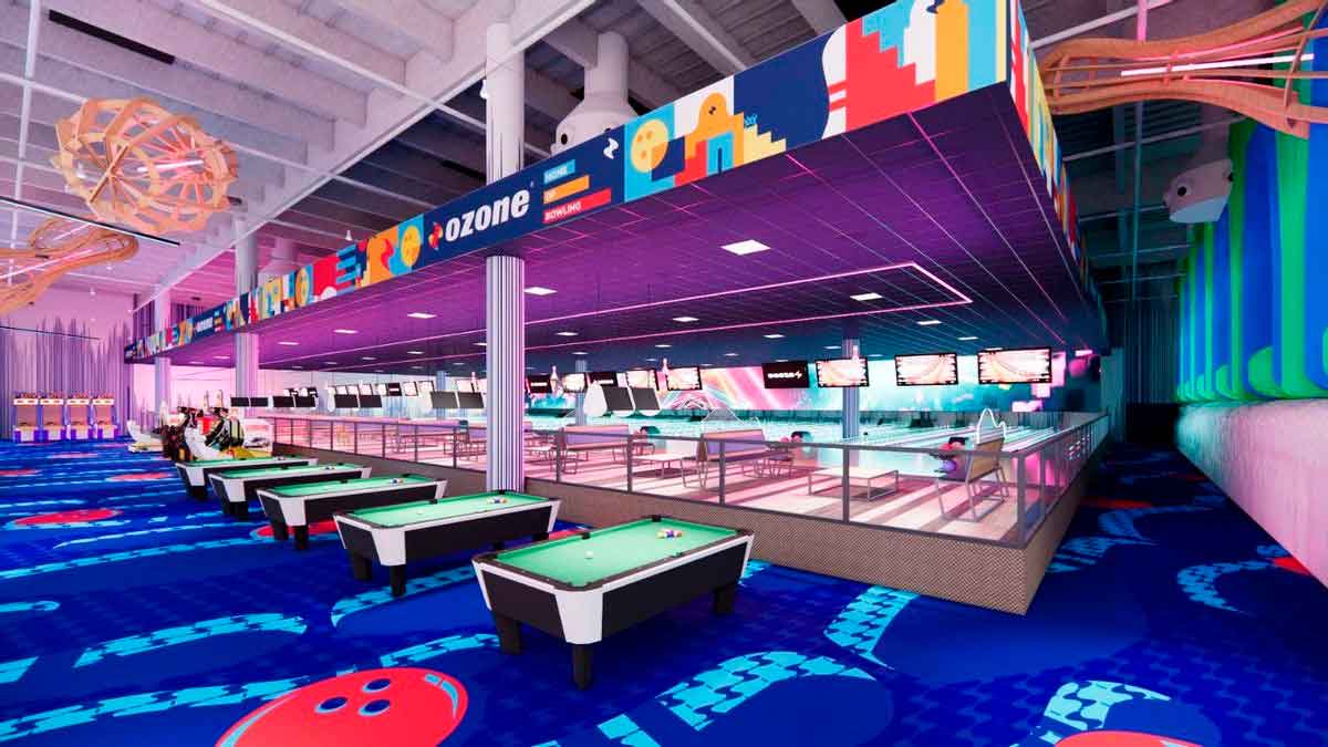 Interior del nuevo centro Mega Ozone Bowling en Sevilla Este con pistas de bolos, mesas de billar y ambiente iluminado