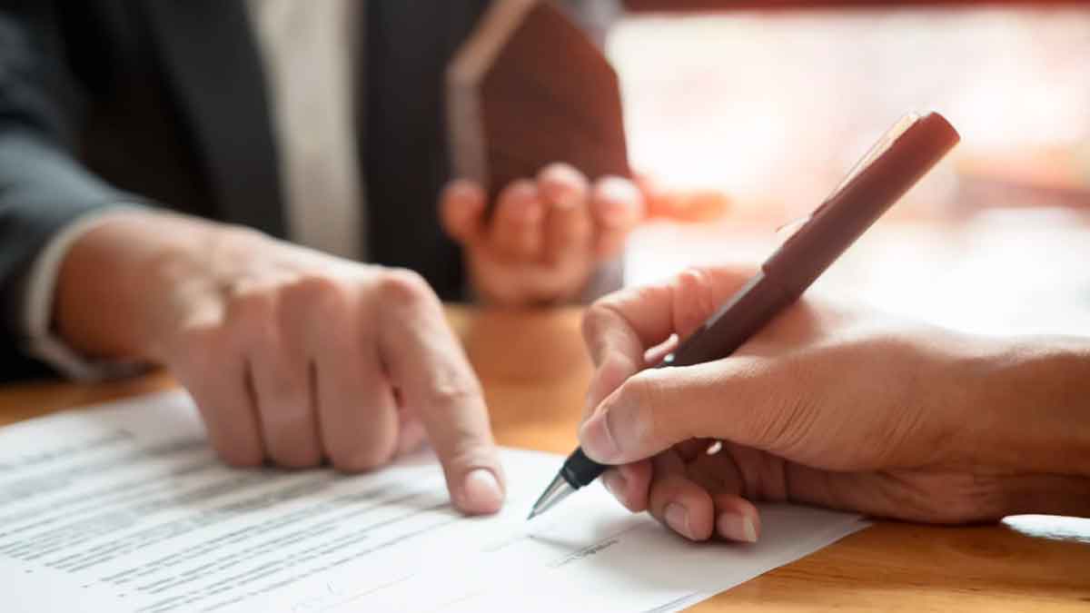 Persona firmando un contrato de hipoteca variable en octubre de 2025 según recomendaciones de la OCU