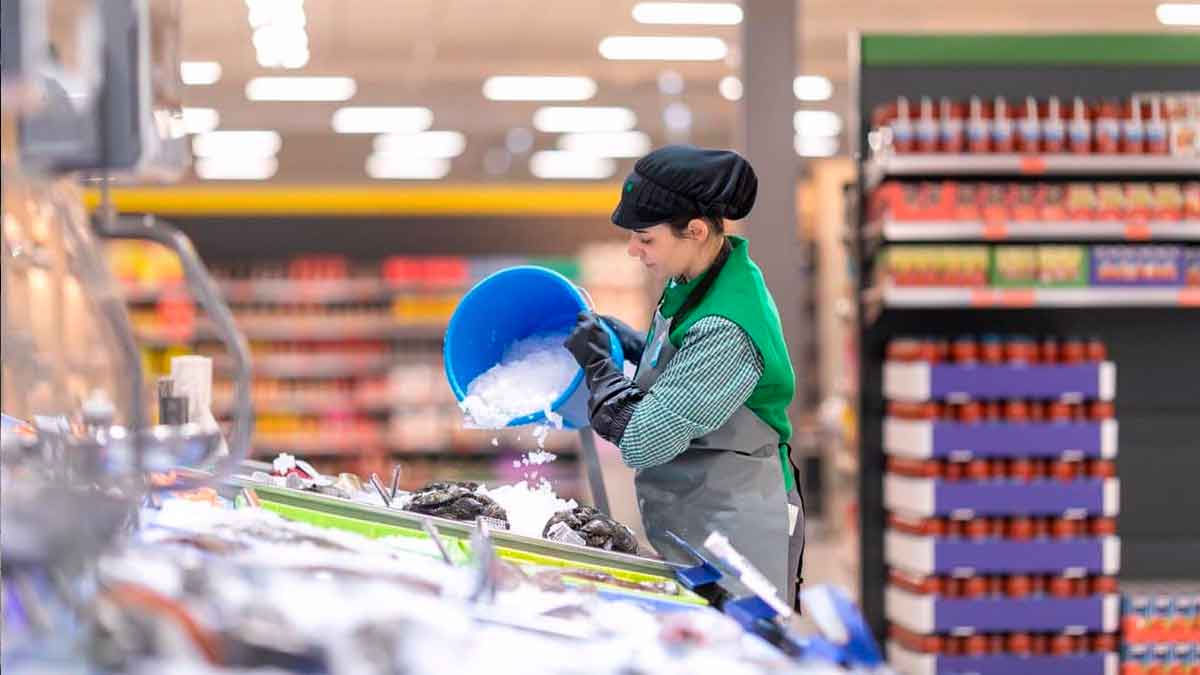 Trabajadora de Mercadona en la sección de pescadería en un supermercado de Andalucía