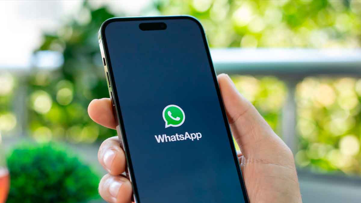 Persona sosteniendo un móvil con el logo de WhatsApp, la aplicación que dejará de funcionar en algunos modelos desde octubre de 2025