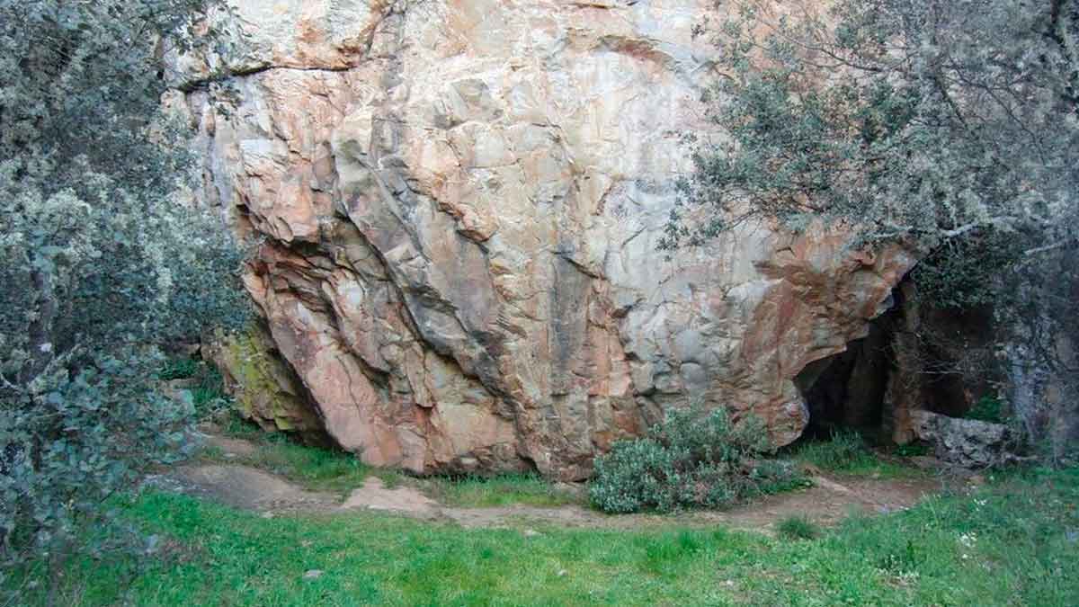 Formaciones rocosas con pinturas rupestres al aire libre en la sierra de Jaén, dentro del conjunto de Aldeaquemada