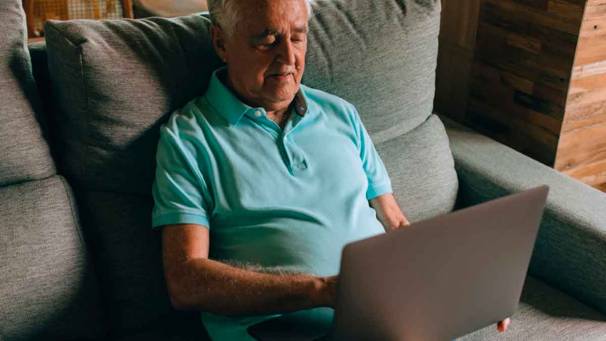 Mutualista jubilado comprobando en la web de Hacienda la devolución del IRPF