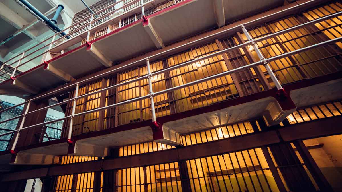 nterior de una cárcel española con celdas iluminadas, imagen ilustrativa de la nómina y salario de los presos en 2025