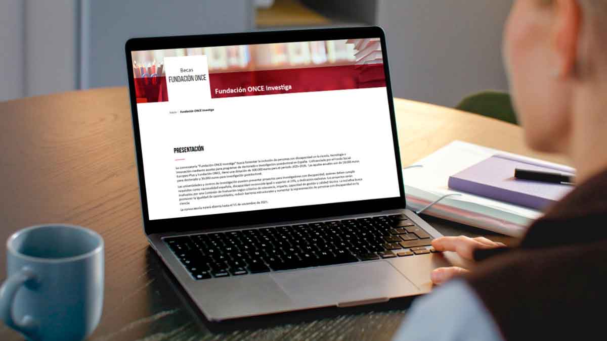 Estudiante consulta en un portátil la convocatoria de becas Fundación ONCE Investiga para universitarios con discapacidad