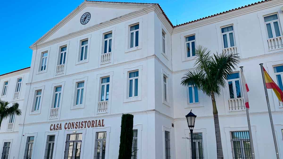 Fachada del Ayuntamiento de San Roque en Cádiz, donde se han convocado cinco plazas de conserje por oposición libre