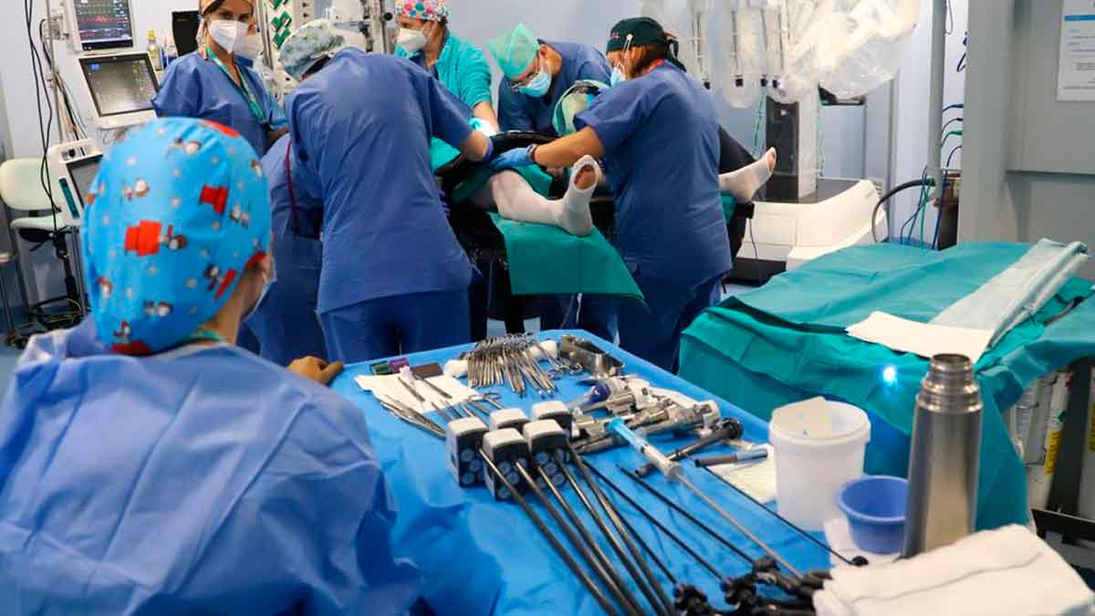 Personal sanitario del SAS trabajando en un quirófano como ejemplo de la nueva oferta de empleo público en Andalucía 2025